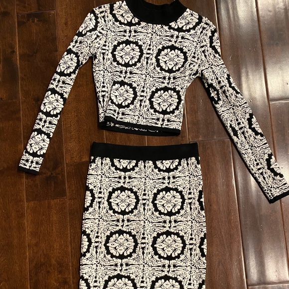 Vintage Sweaters - Black and White knit sweater set long sleeve with midi length sweater set